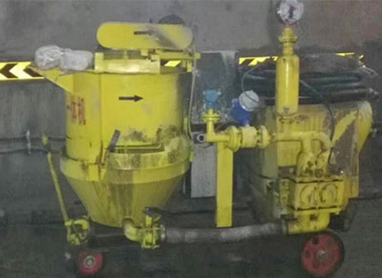 隧道拱頂帶模注漿一體機(jī)施工現(xiàn)場