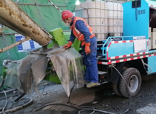 GHP20G車載混凝土濕噴臺(tái)車施工現(xiàn)場(chǎng)