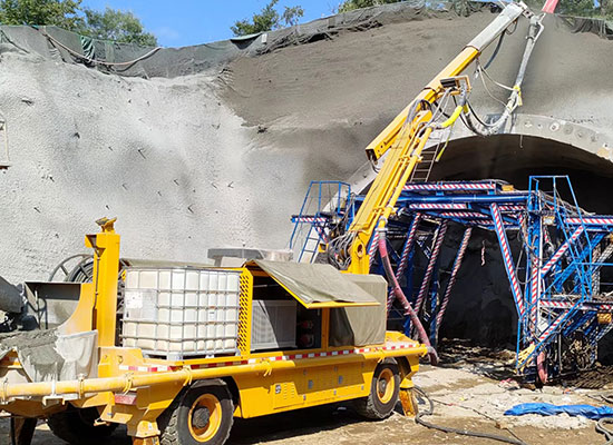 隧道混凝土濕噴臺(tái)車施工現(xiàn)場(chǎng)